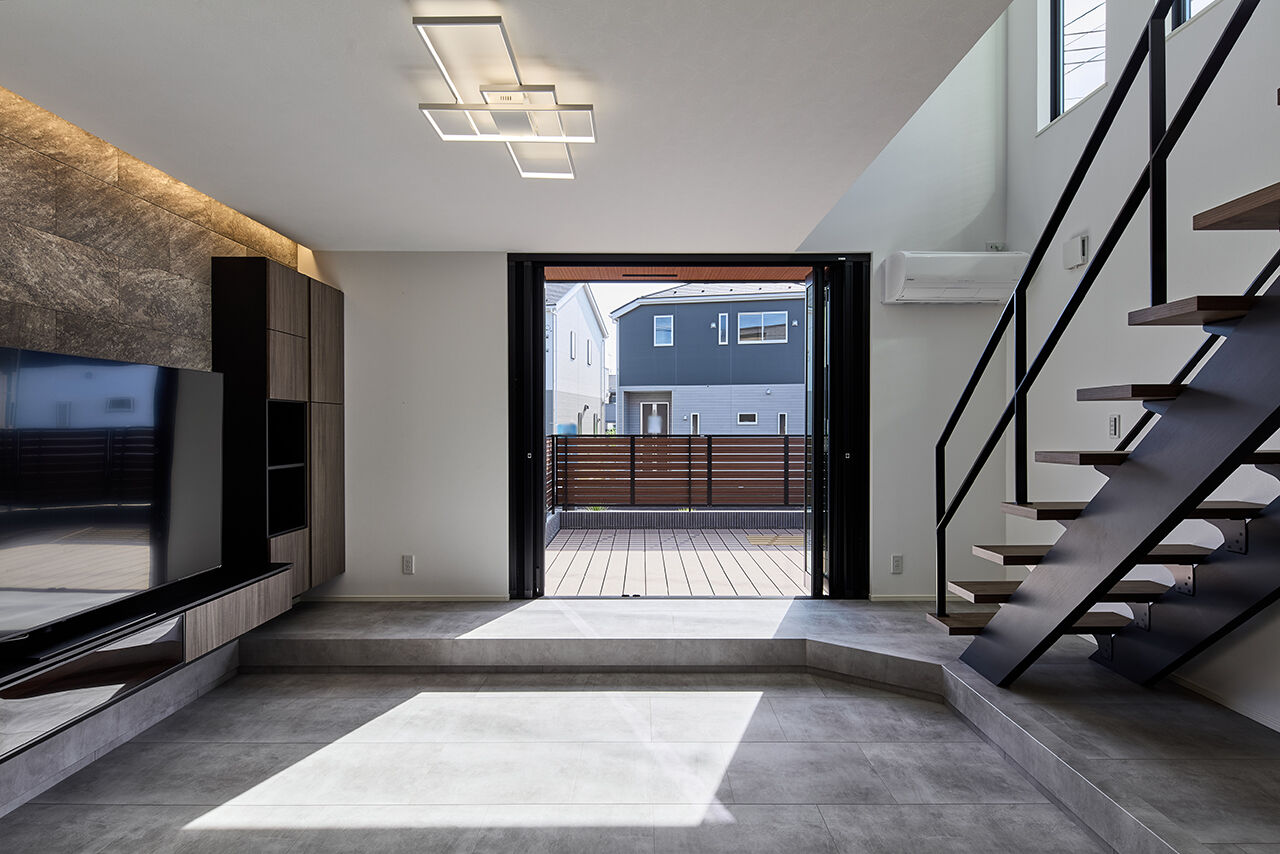 インベイックス 【武蔵村山市/30坪台/免震住宅/ウッドデッキ】ホテルライクなダウンフロアリビングがくつろぎを深める家の建築実例画像4