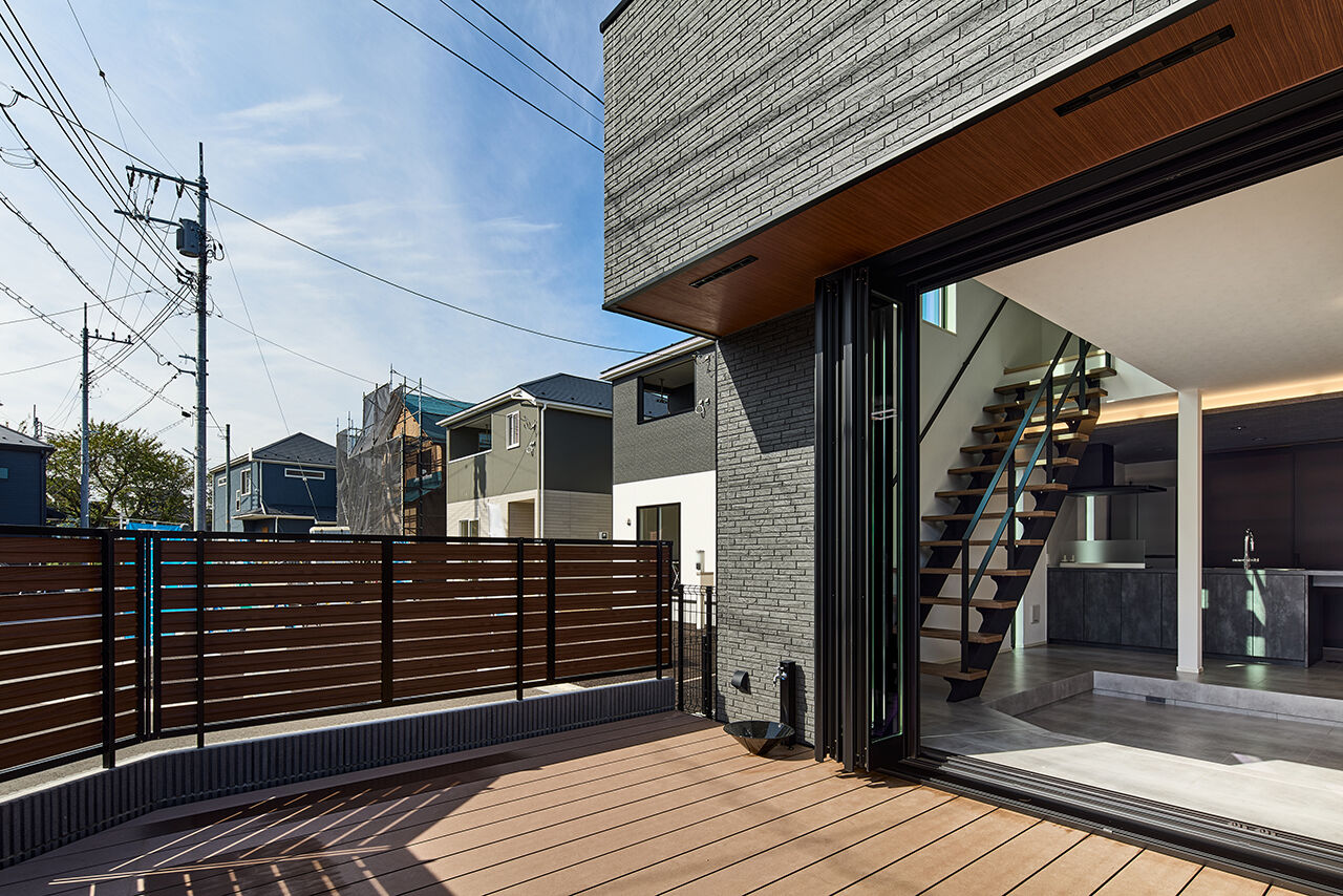 インベイックス 【武蔵村山市/30坪台/免震住宅/ウッドデッキ】ホテルライクなダウンフロアリビングがくつろぎを深める家の建築実例画像5