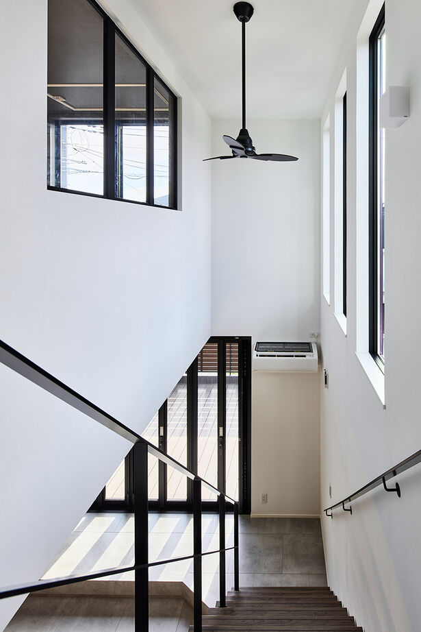 インベイックス 【武蔵村山市/30坪台/免震住宅/ウッドデッキ】ホテルライクなダウンフロアリビングがくつろぎを深める家の建築実例画像6