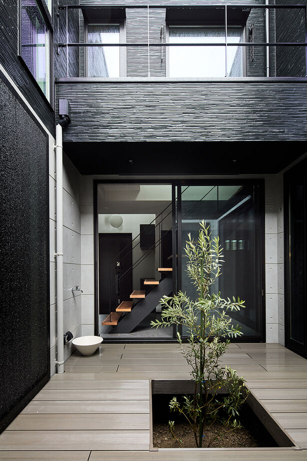 インベイックス 【調布市/40坪台/免震住宅/中庭】プライバシー確保と屋外の開放感を両立したパティオのある家の建築実例画像2