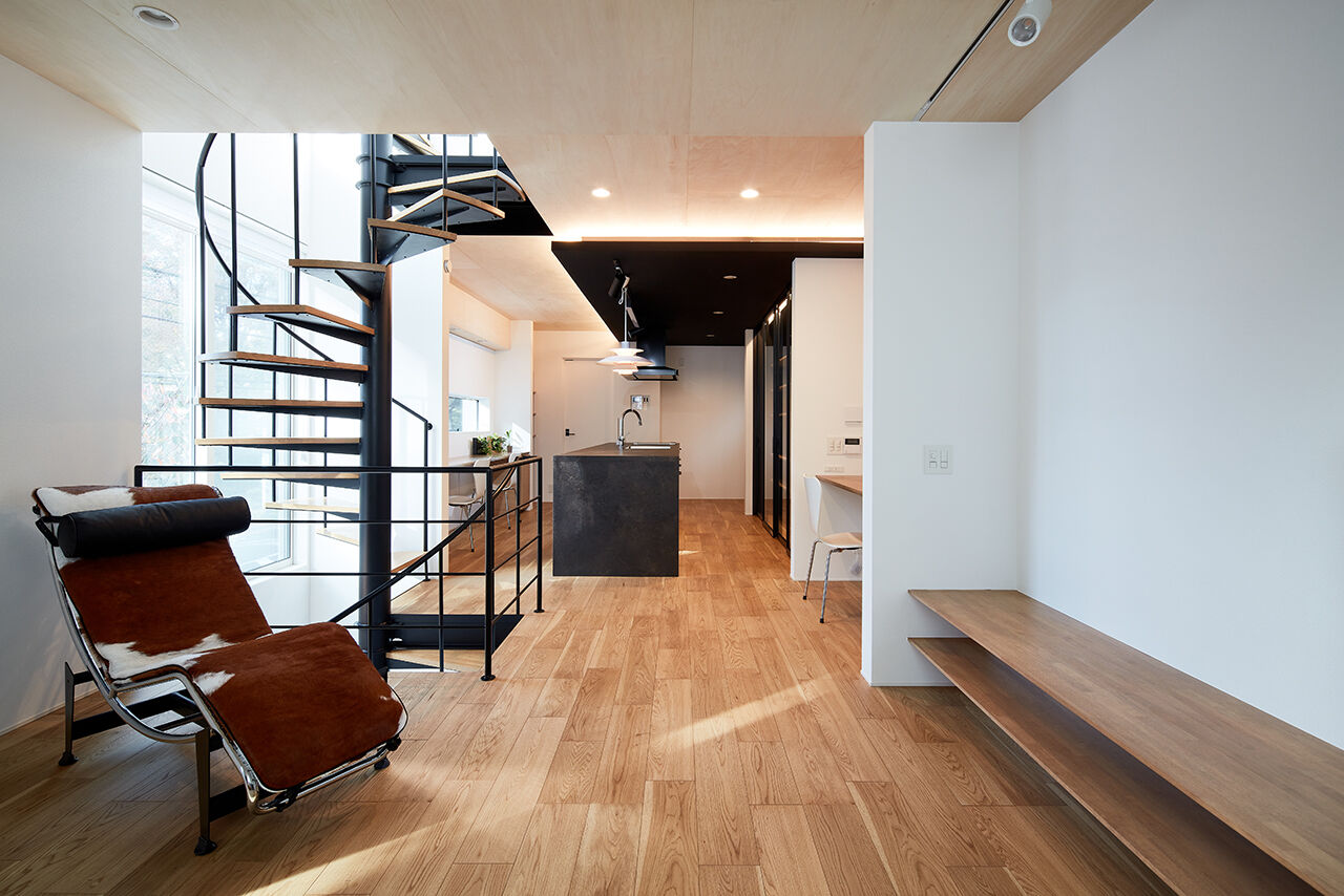 インベイックス 【小金井市/30坪台/免震住宅/ガレージ】窓から借景の緑を楽しむ、美しい螺旋階段のある3階建ての建築実例画像2