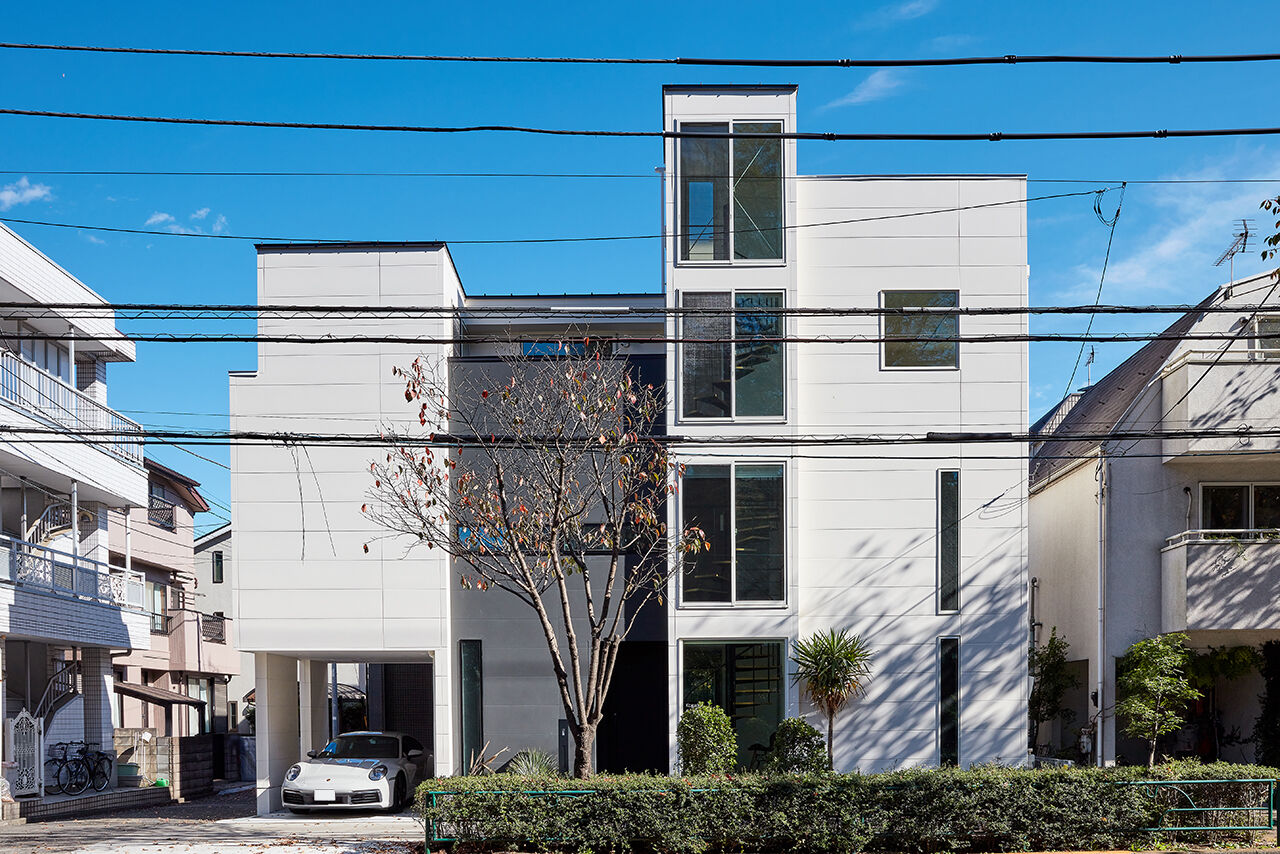 インベイックス 【小金井市/30坪台/免震住宅/ガレージ】窓から借景の緑を楽しむ、美しい螺旋階段のある3階建ての建築実例画像3