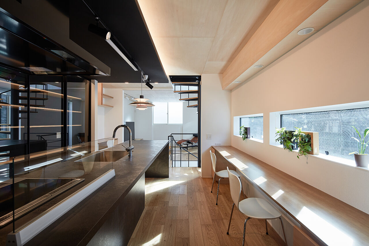 インベイックス 【小金井市/30坪台/免震住宅/ガレージ】窓から借景の緑を楽しむ、美しい螺旋階段のある3階建ての建築実例画像4