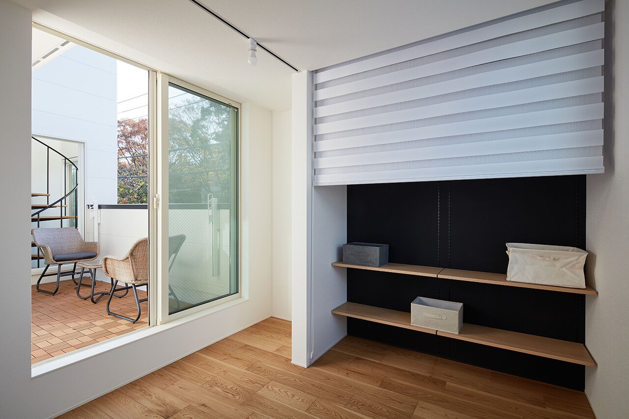 インベイックス 【小金井市/30坪台/免震住宅/ガレージ】窓から借景の緑を楽しむ、美しい螺旋階段のある3階建ての建築実例画像5