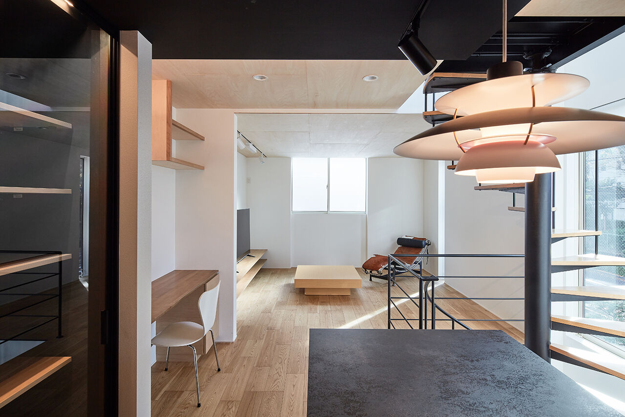 インベイックス 【小金井市/30坪台/免震住宅/ガレージ】窓から借景の緑を楽しむ、美しい螺旋階段のある3階建ての建築実例画像6