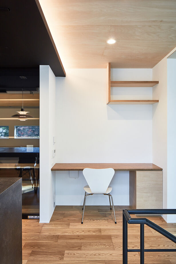 インベイックス 【小金井市/30坪台/免震住宅/ガレージ】窓から借景の緑を楽しむ、美しい螺旋階段のある3階建ての建築実例画像7