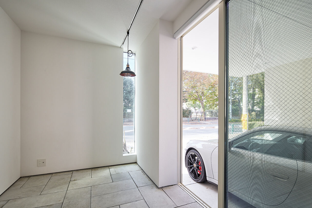 インベイックス 【小金井市/30坪台/免震住宅/ガレージ】窓から借景の緑を楽しむ、美しい螺旋階段のある3階建ての建築実例画像8