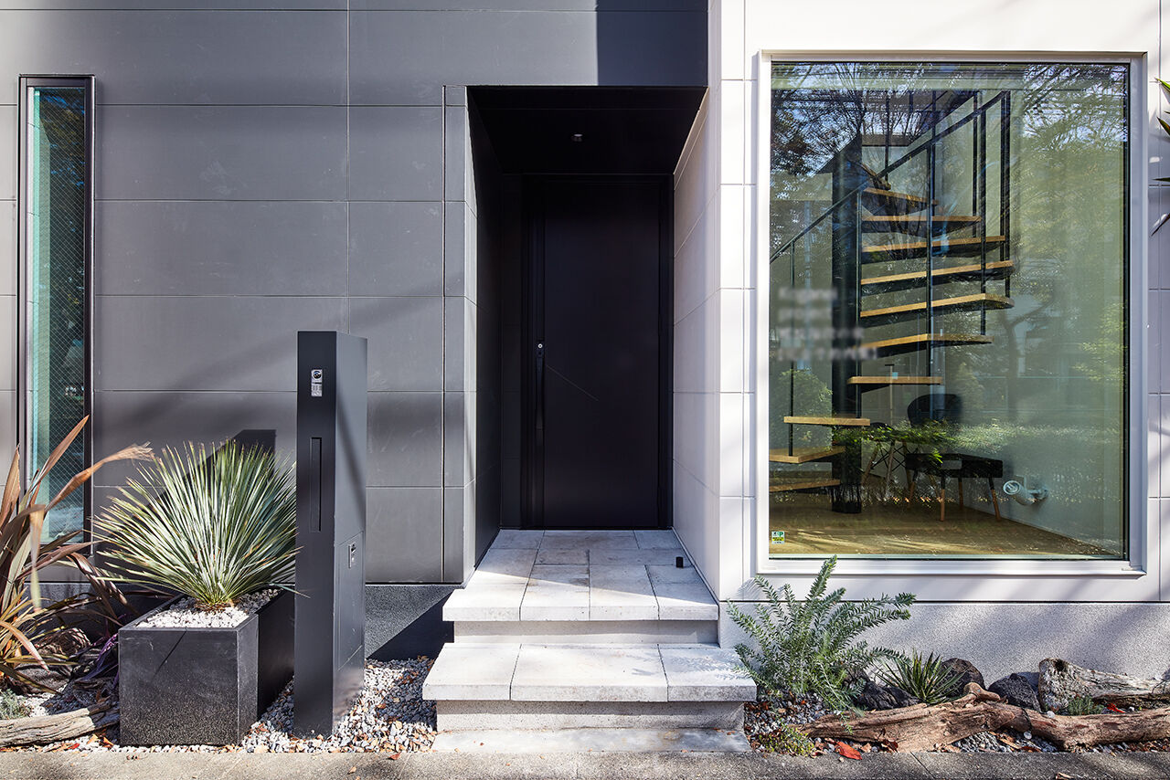 インベイックス 【小金井市/30坪台/免震住宅/ガレージ】窓から借景の緑を楽しむ、美しい螺旋階段のある3階建ての建築実例画像9