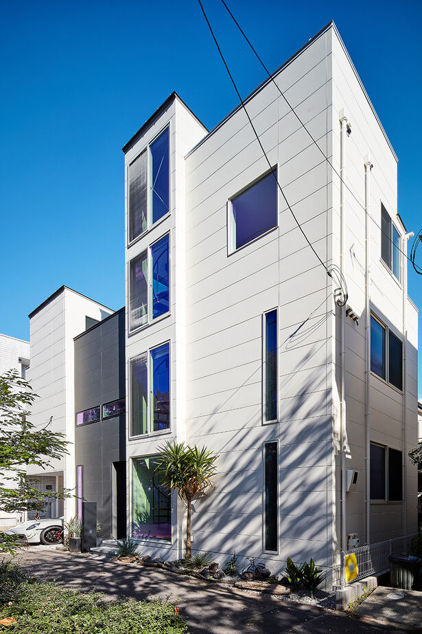 インベイックス 【小金井市/30坪台/免震住宅/ガレージ】窓から借景の緑を楽しむ、美しい螺旋階段のある3階建ての建築実例画像10