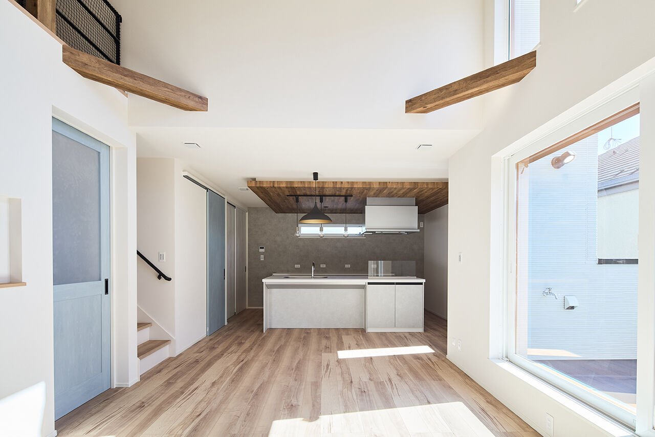 インベイックス 【所沢市/30坪台/免震住宅/ZEH水準】吹抜けやバルコニーによって開放感たっぷりの2階リビングにの建築実例画像4