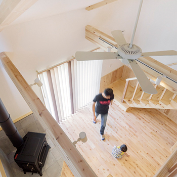 池田建設　oh!!one house. 無垢の木をたっぷり使ってもメンテナンス簡単！機能的で家事ラクなログハウス風の住まいの建築実例画像2