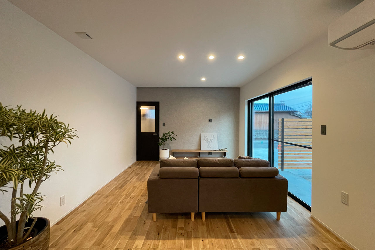 池田建設　oh!!one house. 【2000万円台｜間取り有】無垢とモルタルのナチュラルモダン。平屋のように暮らせるスクエアな家の建築実例画像2