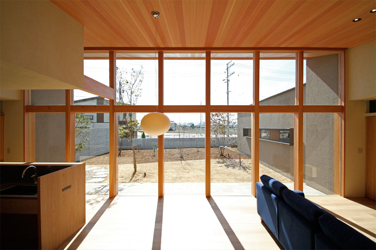 池田建設　oh!!one house. イメージは森の中の別荘。中庭をコの字に囲むインナーガレージのある平屋の建築実例画像2