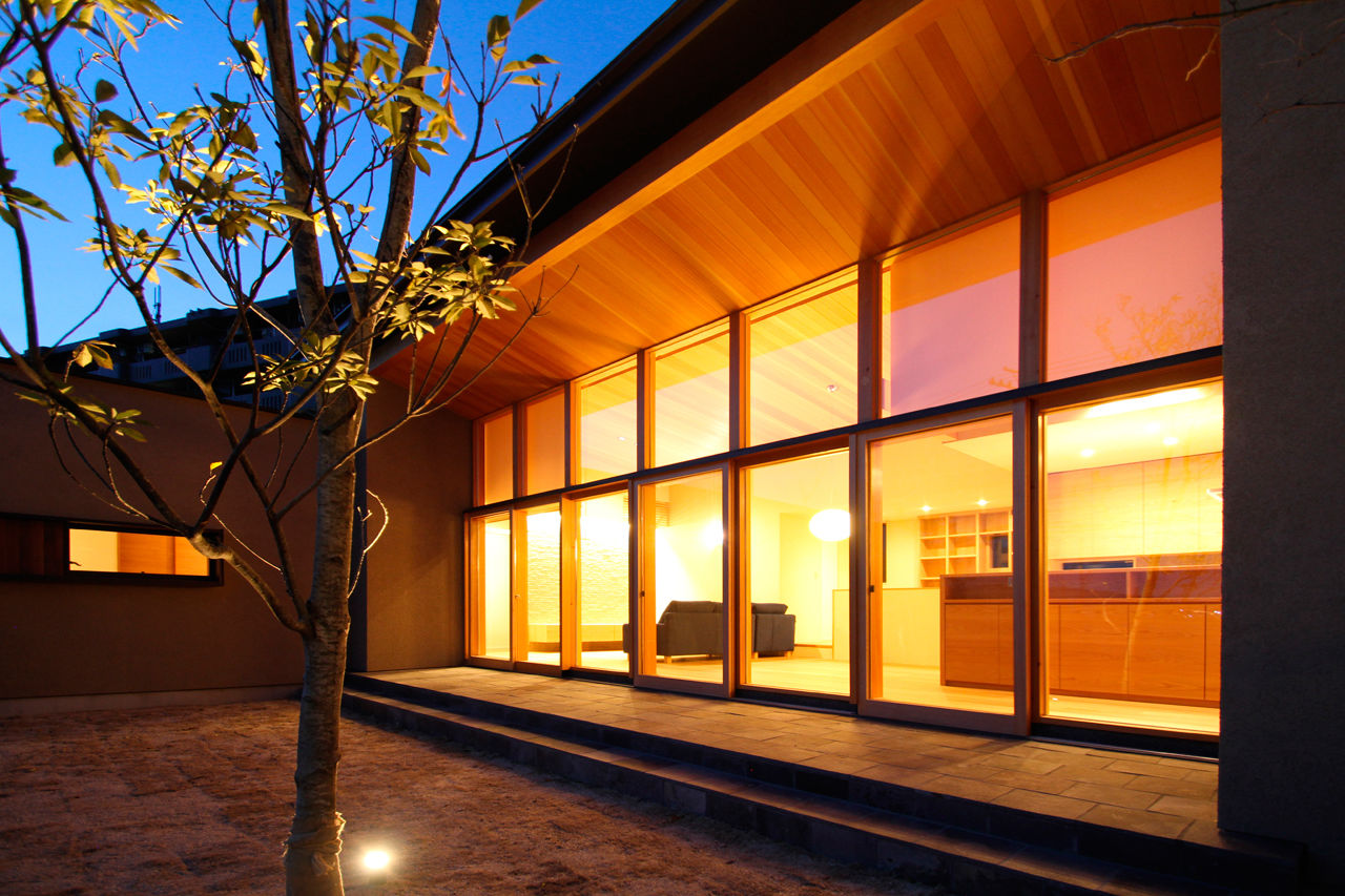 池田建設　oh!!one house. イメージは森の中の別荘。中庭をコの字に囲むインナーガレージのある平屋の建築実例画像8