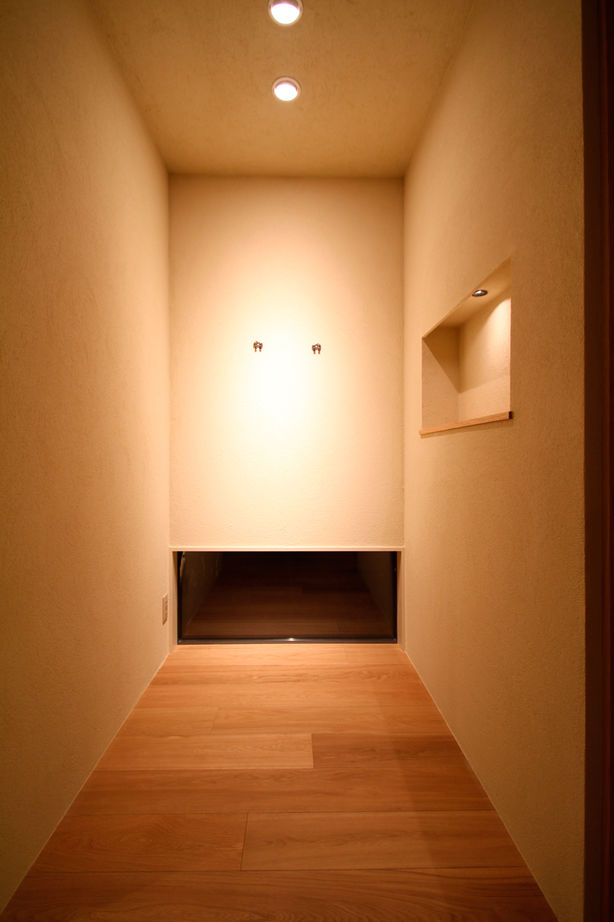 池田建設　oh!!one house. イメージは森の中の別荘。中庭をコの字に囲むインナーガレージのある平屋の建築実例画像9