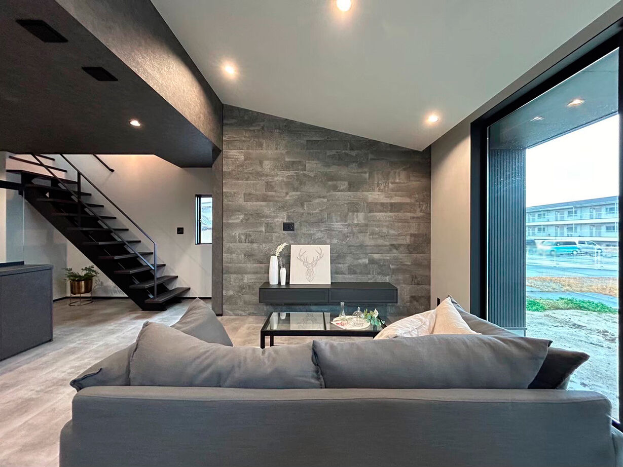 池田建設　oh!!one house. 【松阪市｜30坪台｜間取り有】黒＆グレーのインテリアがオシャレ。平屋的に暮らせるホテルライクな家の建築実例画像2