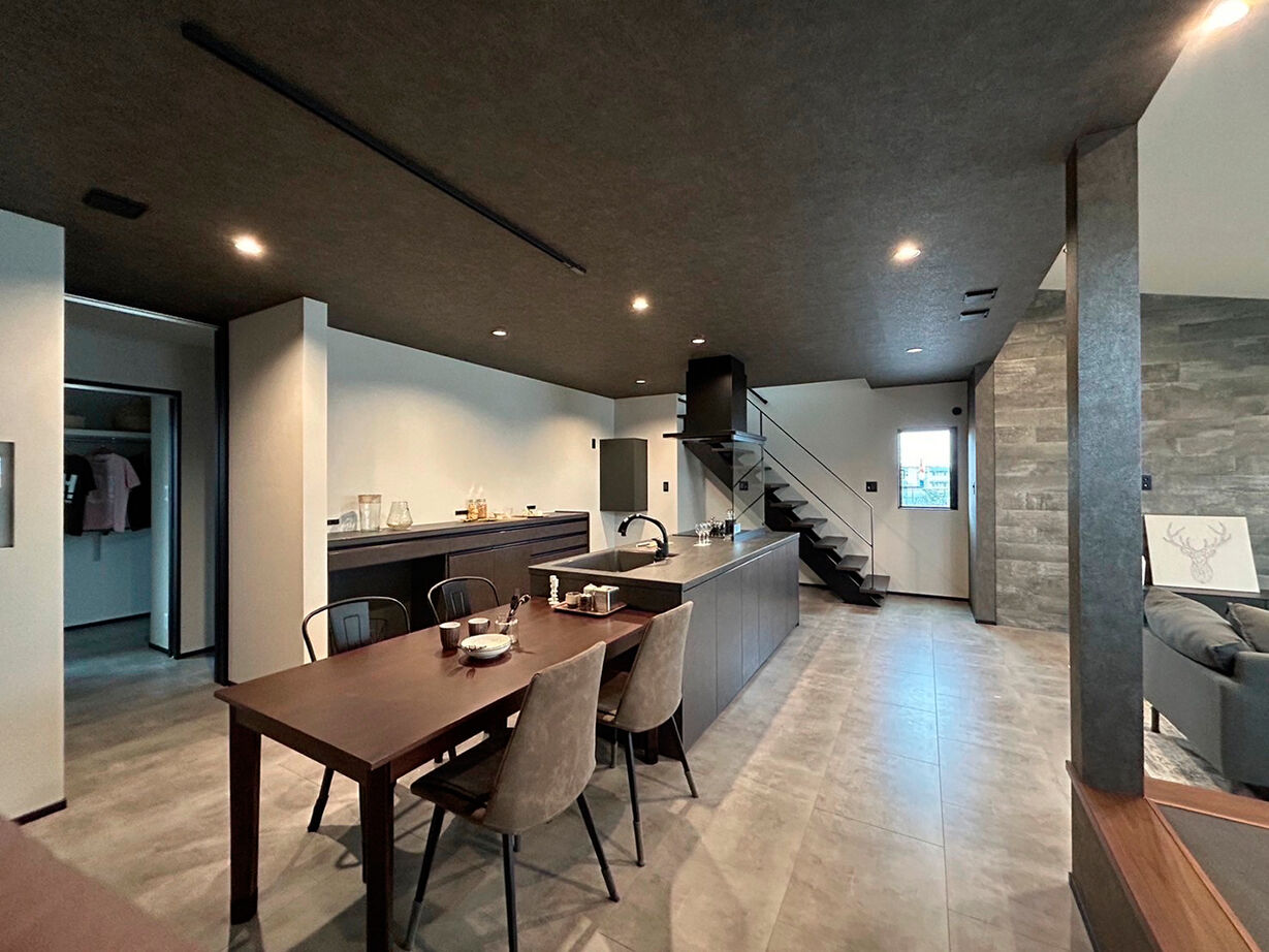 池田建設　oh!!one house. 【松阪市｜30坪台｜間取り有】黒＆グレーのインテリアがオシャレ。平屋的に暮らせるホテルライクな家の建築実例画像3