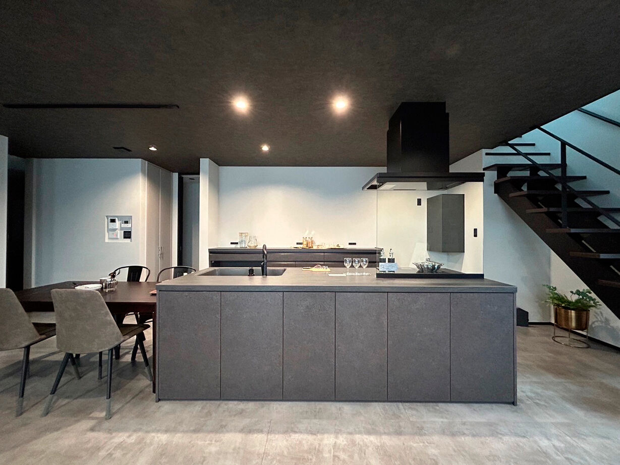 池田建設　oh!!one house. 【松阪市｜30坪台｜間取り有】黒＆グレーのインテリアがオシャレ。平屋的に暮らせるホテルライクな家の建築実例画像4