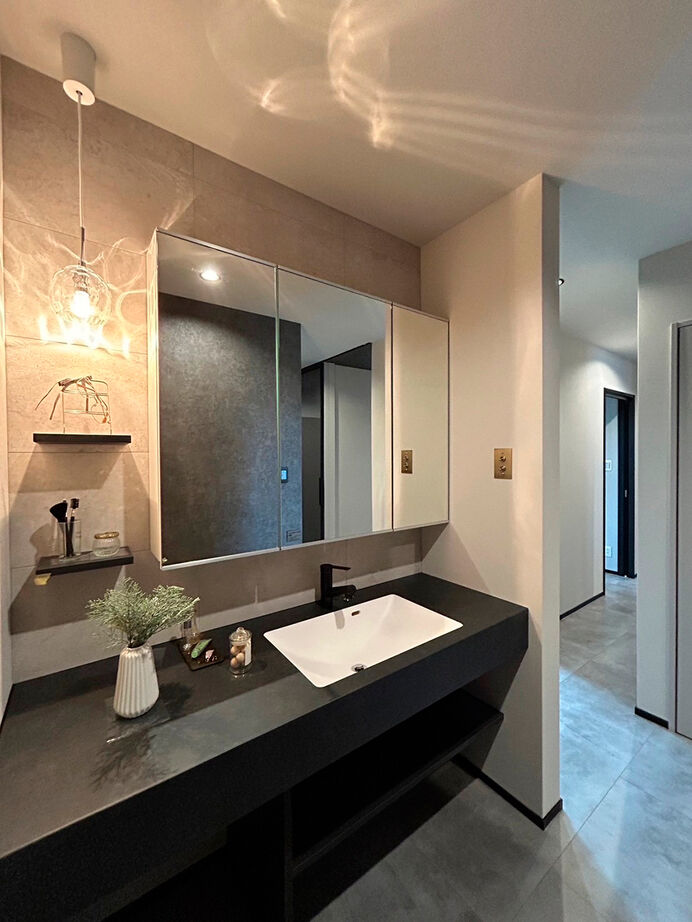 池田建設　oh!!one house. 【松阪市｜30坪台｜間取り有】黒＆グレーのインテリアがオシャレ。平屋的に暮らせるホテルライクな家の建築実例画像6