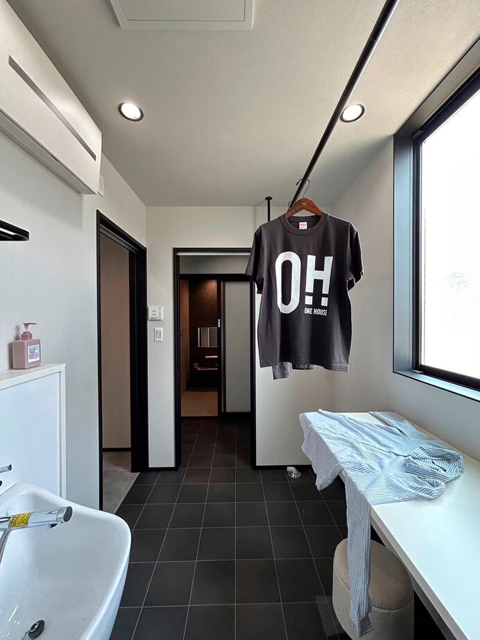 池田建設　oh!!one house. 【松阪市｜30坪台｜間取り有】黒＆グレーのインテリアがオシャレ。平屋的に暮らせるホテルライクな家の建築実例画像7