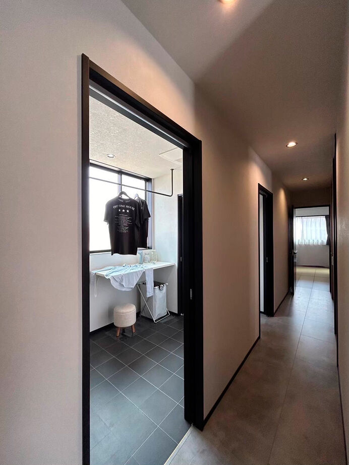 池田建設　oh!!one house. 【松阪市｜30坪台｜間取り有】黒＆グレーのインテリアがオシャレ。平屋的に暮らせるホテルライクな家の建築実例画像8