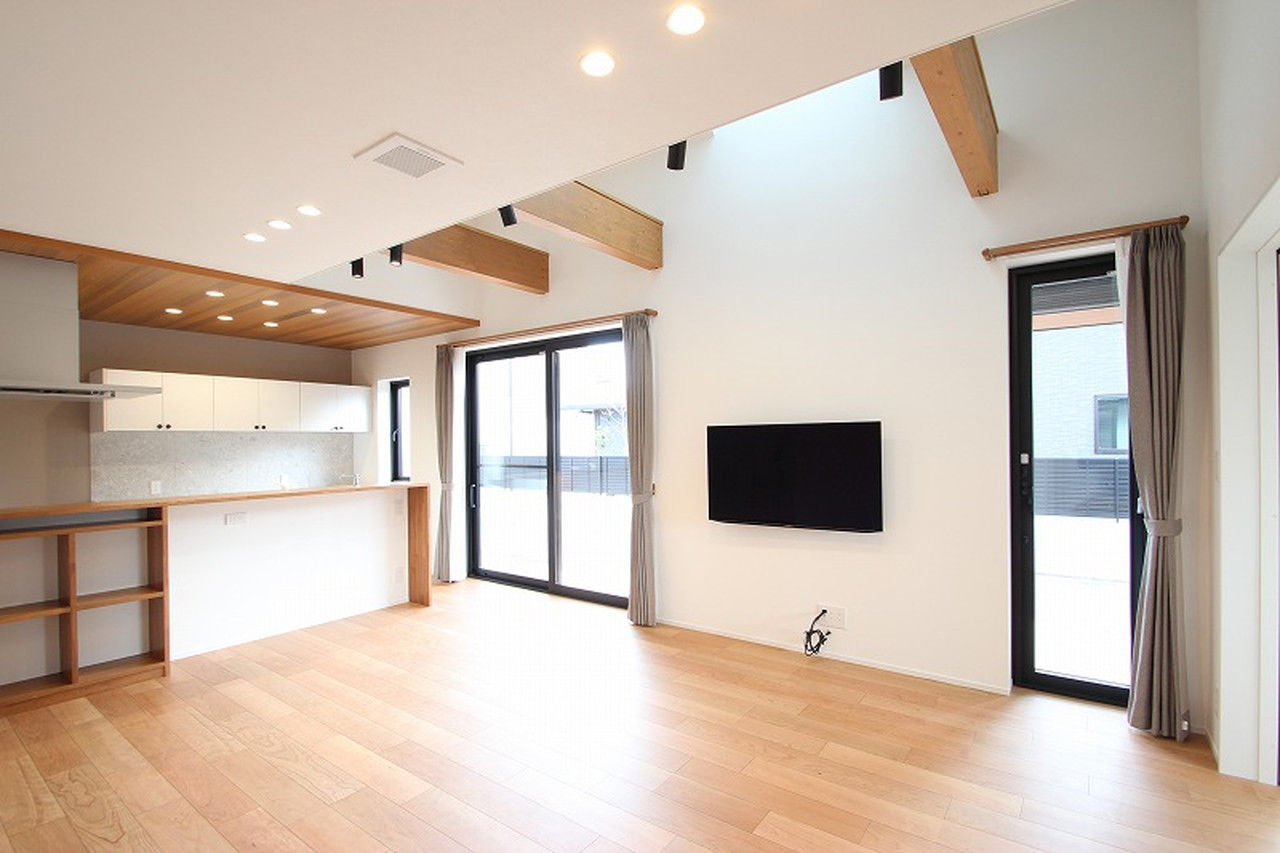 菅原工務店 【平屋風の佇まい｜大屋根の家｜4LDK｜3000～3499万円】勾配を利用した天窓の採光や吹き抜けが開放感を演出の建築実例画像2