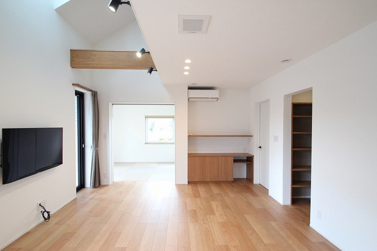 菅原工務店 【平屋風の佇まい｜大屋根の家｜4LDK｜3000～3499万円】勾配を利用した天窓の採光や吹き抜けが開放感を演出の建築実例画像3