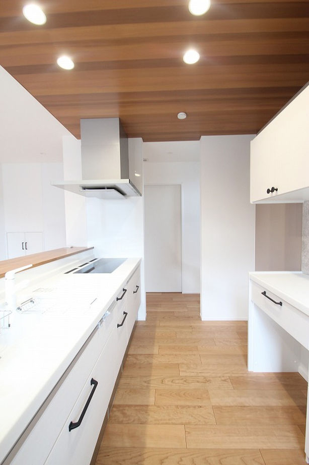 菅原工務店 【平屋風の佇まい｜大屋根の家｜4LDK｜3000～3499万円】勾配を利用した天窓の採光や吹き抜けが開放感を演出の建築実例画像4