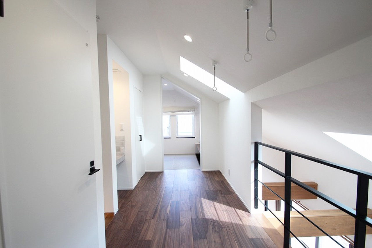 菅原工務店 【平屋風の佇まい｜大屋根の家｜4LDK｜3000～3499万円】勾配を利用した天窓の採光や吹き抜けが開放感を演出の建築実例画像5