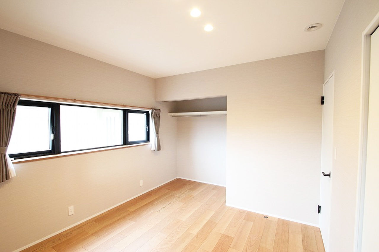 菅原工務店 【平屋風の佇まい｜大屋根の家｜4LDK｜3000～3499万円】勾配を利用した天窓の採光や吹き抜けが開放感を演出の建築実例画像6