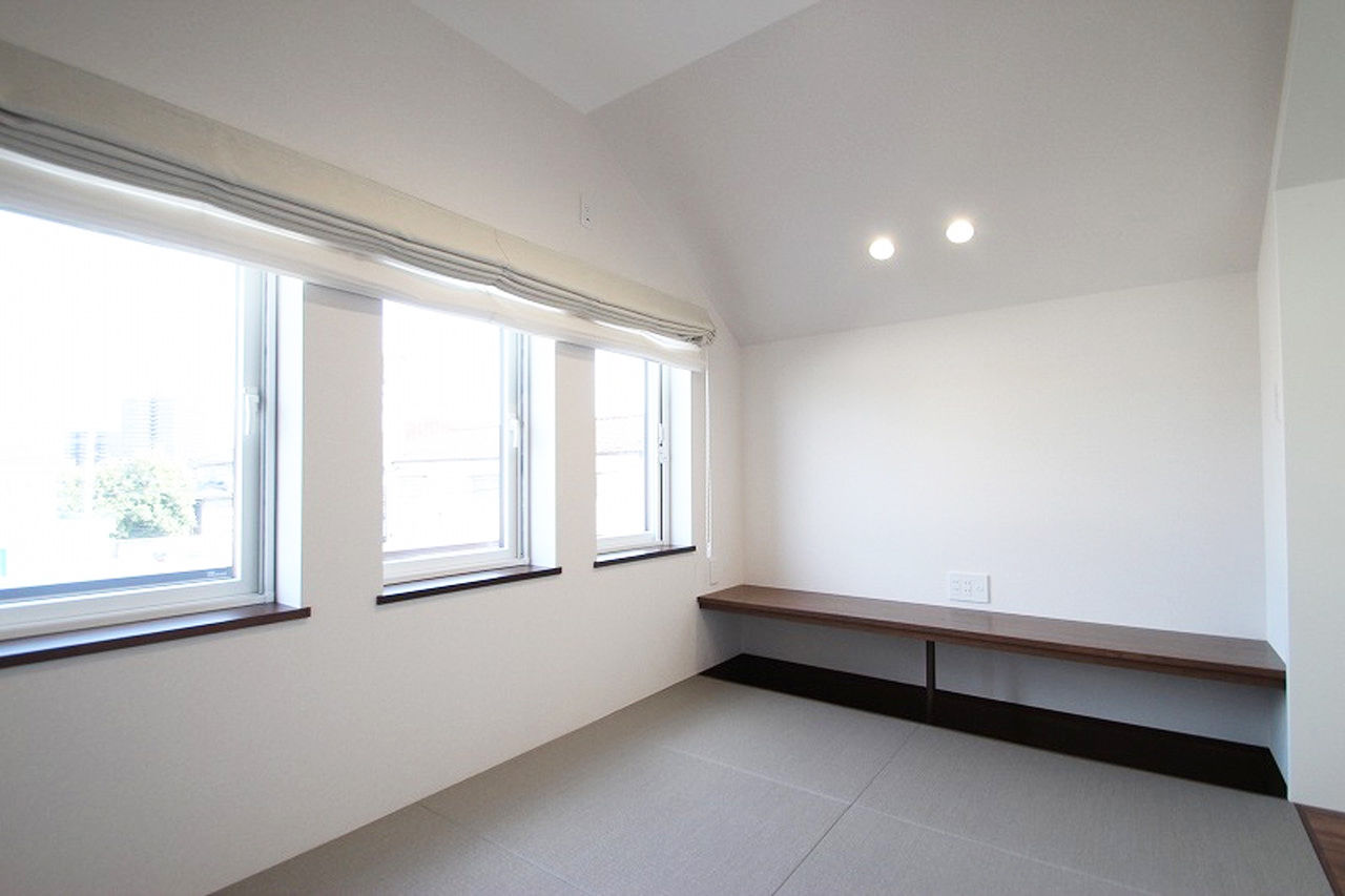 菅原工務店 【平屋風の佇まい｜大屋根の家｜4LDK｜3000～3499万円】勾配を利用した天窓の採光や吹き抜けが開放感を演出の建築実例画像7