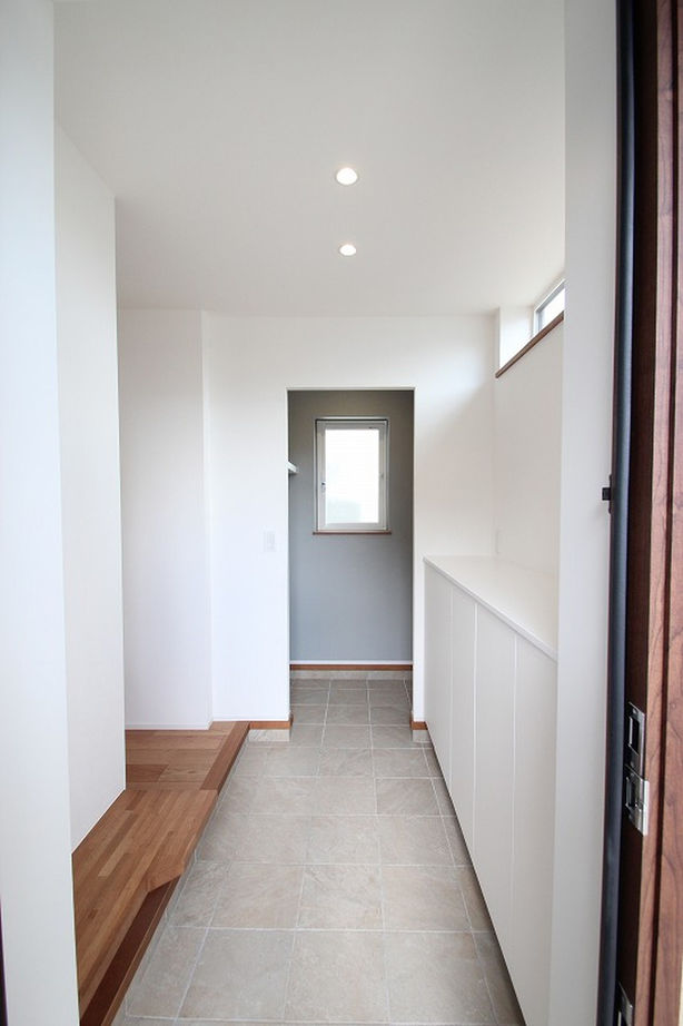 菅原工務店 【平屋風の佇まい｜大屋根の家｜4LDK｜3000～3499万円】勾配を利用した天窓の採光や吹き抜けが開放感を演出の建築実例画像9