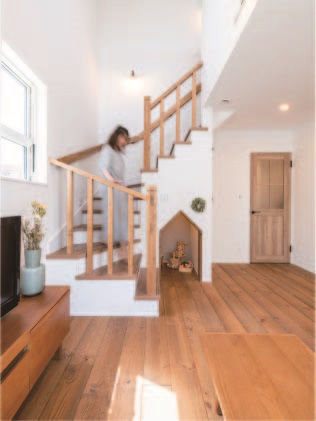 竹内建設 【札幌市/2000万円台/4LDK】お気に入り素材にこだわった北欧デザインの三角屋根の家の建築実例画像2