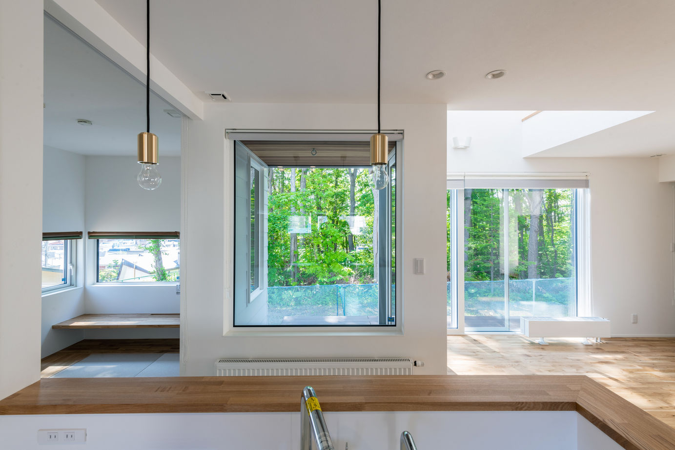 竹内建設 【札幌市/2000万円台/ピクチャーウインドウ×吹き抜け】木の素材感と光、借景を楽しむ家の建築実例画像3