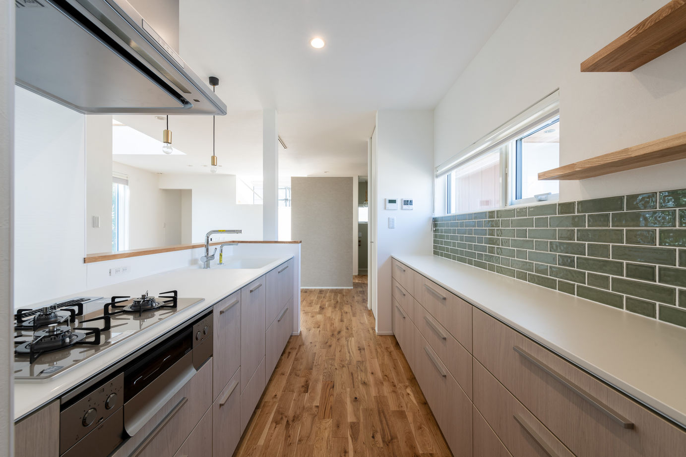 竹内建設 【札幌市/2000万円台/ピクチャーウインドウ×吹き抜け】木の素材感と光、借景を楽しむ家の建築実例画像4