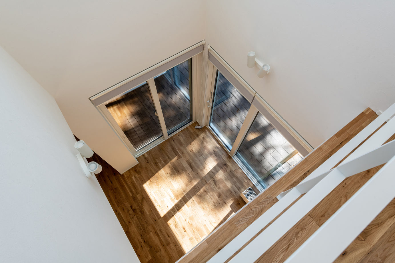 竹内建設 【札幌市/2000万円台/ピクチャーウインドウ×吹き抜け】木の素材感と光、借景を楽しむ家の建築実例画像5