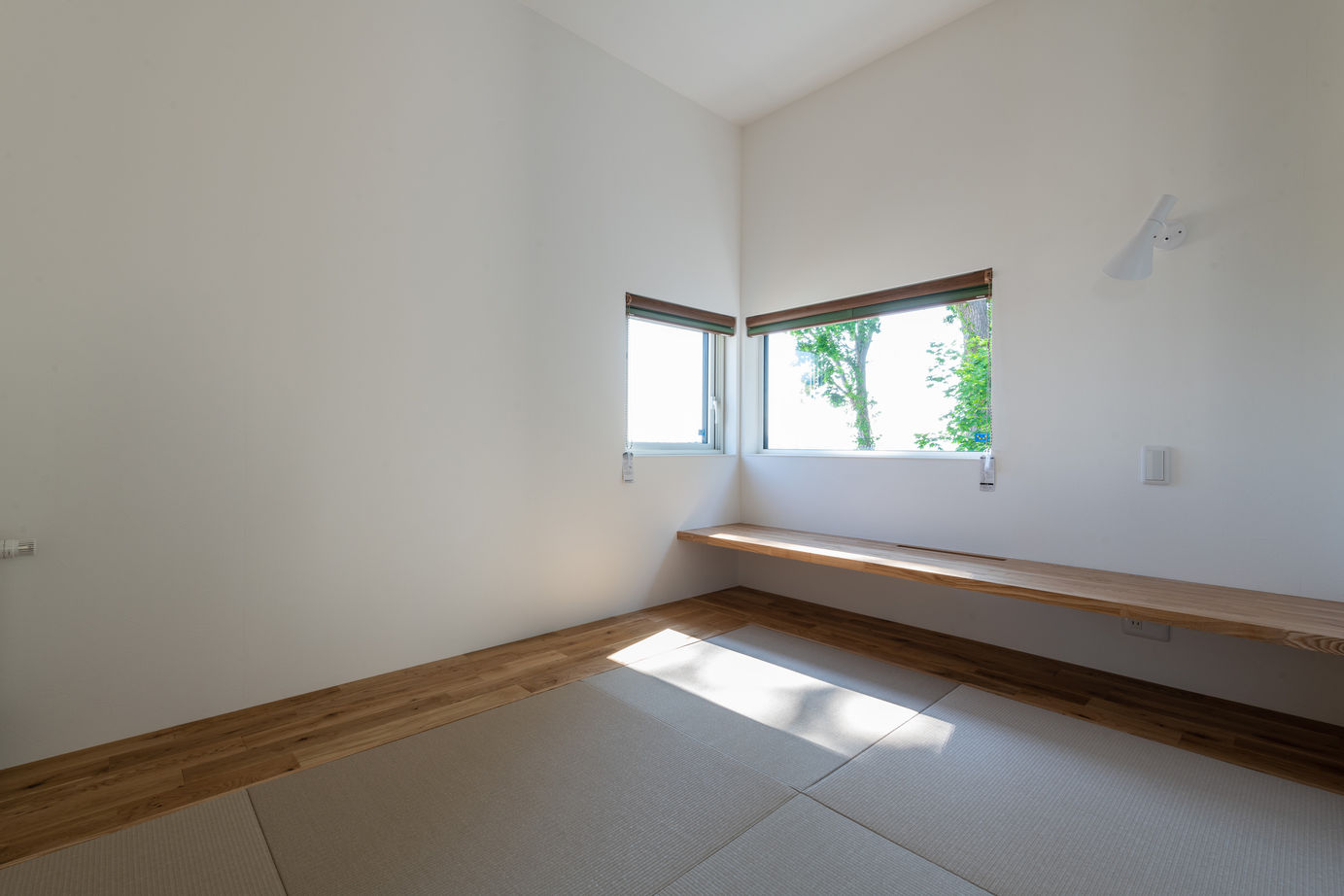 竹内建設 【札幌市/2000万円台/ピクチャーウインドウ×吹き抜け】木の素材感と光、借景を楽しむ家の建築実例画像6