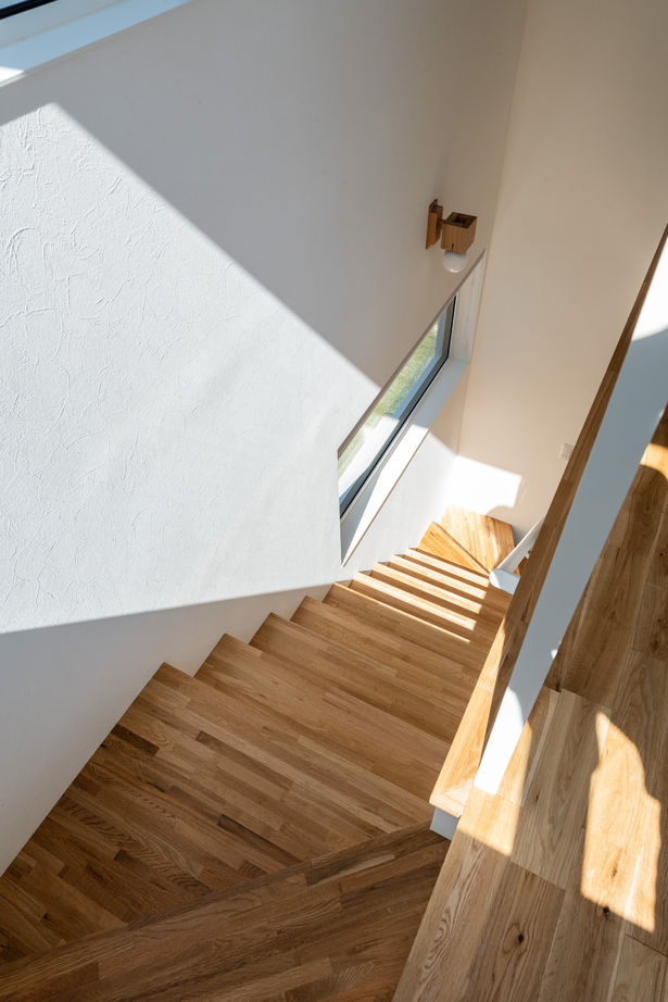 竹内建設 【札幌市/2000万円台/ピクチャーウインドウ×吹き抜け】木の素材感と光、借景を楽しむ家の建築実例画像7