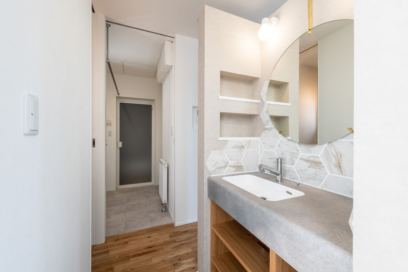 竹内建設 【札幌市/2000万円台/ピクチャーウインドウ×吹き抜け】木の素材感と光、借景を楽しむ家の建築実例画像9