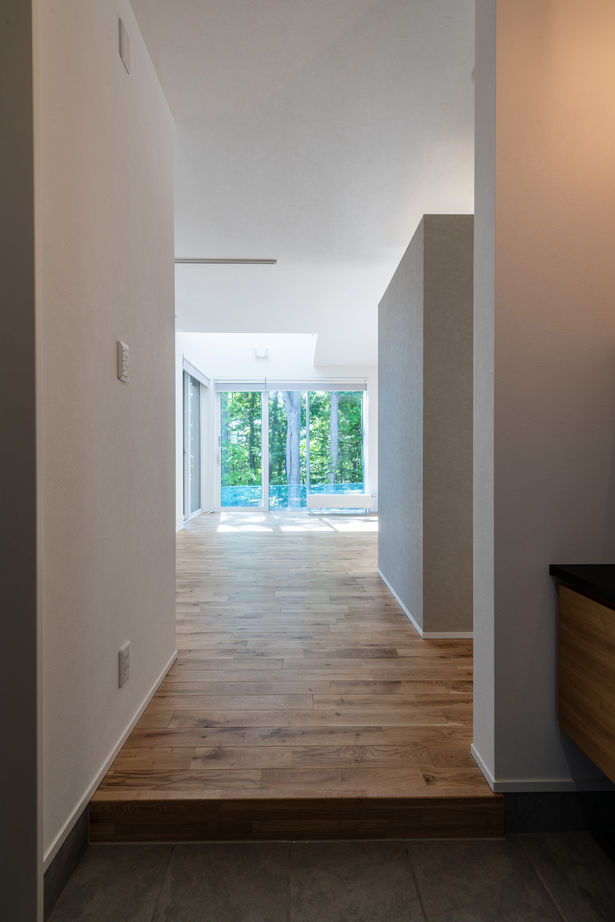 竹内建設 【札幌市/2000万円台/ピクチャーウインドウ×吹き抜け】木の素材感と光、借景を楽しむ家の建築実例画像10