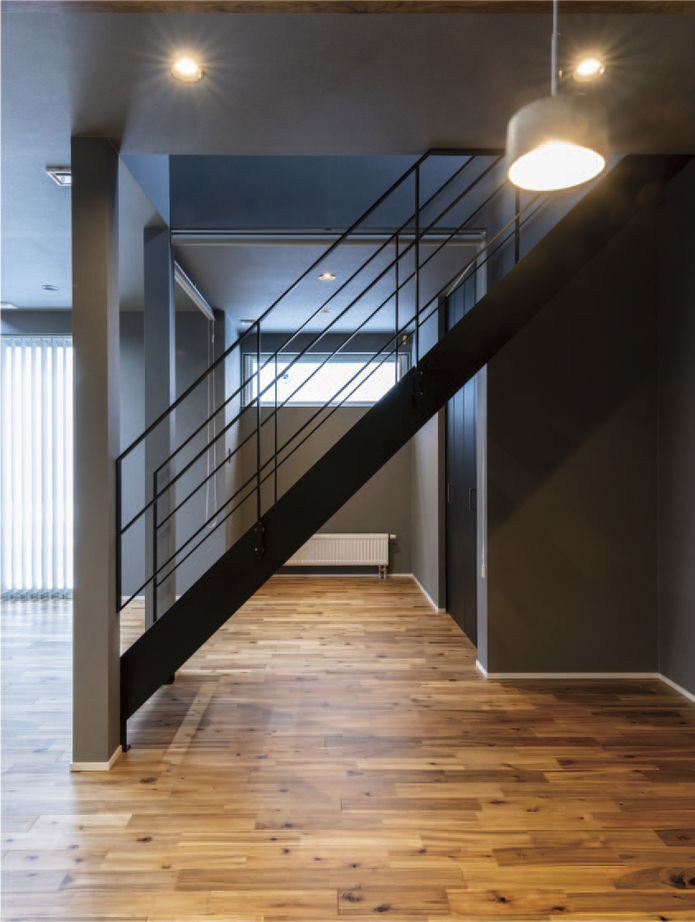 竹内建設 【札幌市/モノトーン×シンプルモダン】階段が家の中心にあるオトナかっこいい家の建築実例画像2