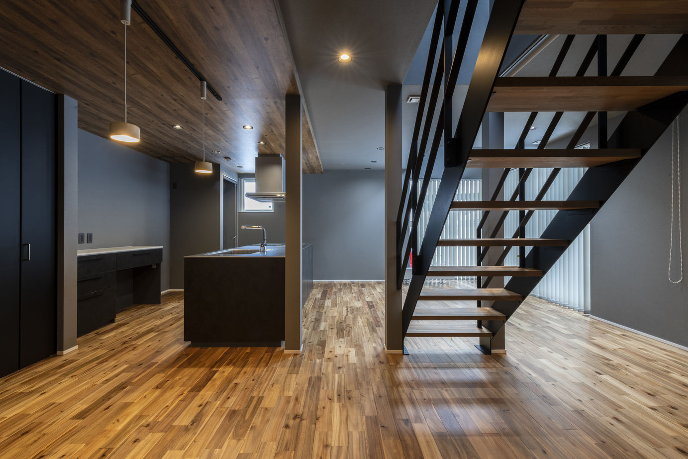 竹内建設 【札幌市/モノトーン×シンプルモダン】階段が家の中心にあるオトナかっこいい家の建築実例画像3