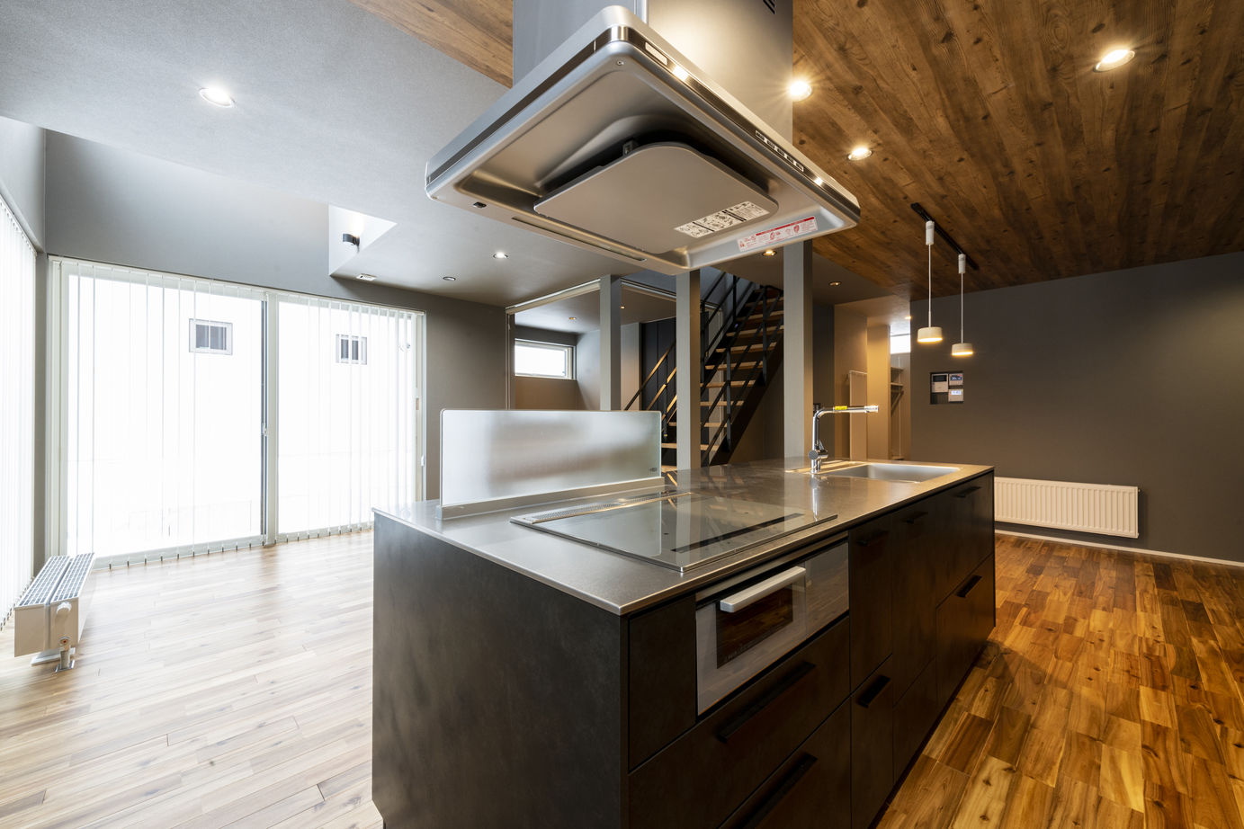 竹内建設 【札幌市/モノトーン×シンプルモダン】階段が家の中心にあるオトナかっこいい家の建築実例画像4