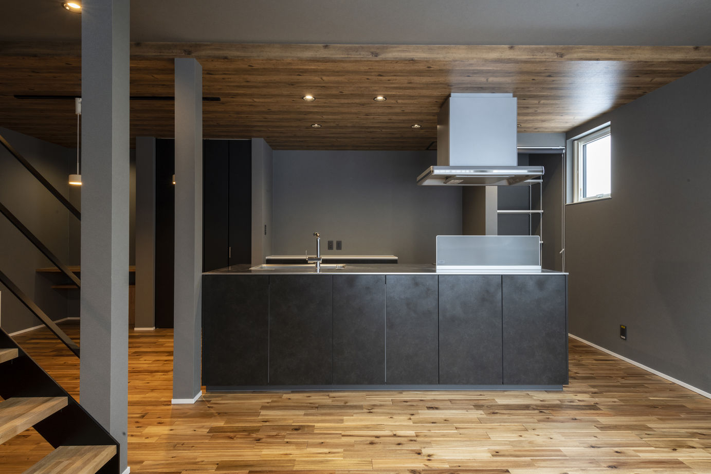 竹内建設 【札幌市/モノトーン×シンプルモダン】階段が家の中心にあるオトナかっこいい家の建築実例画像5