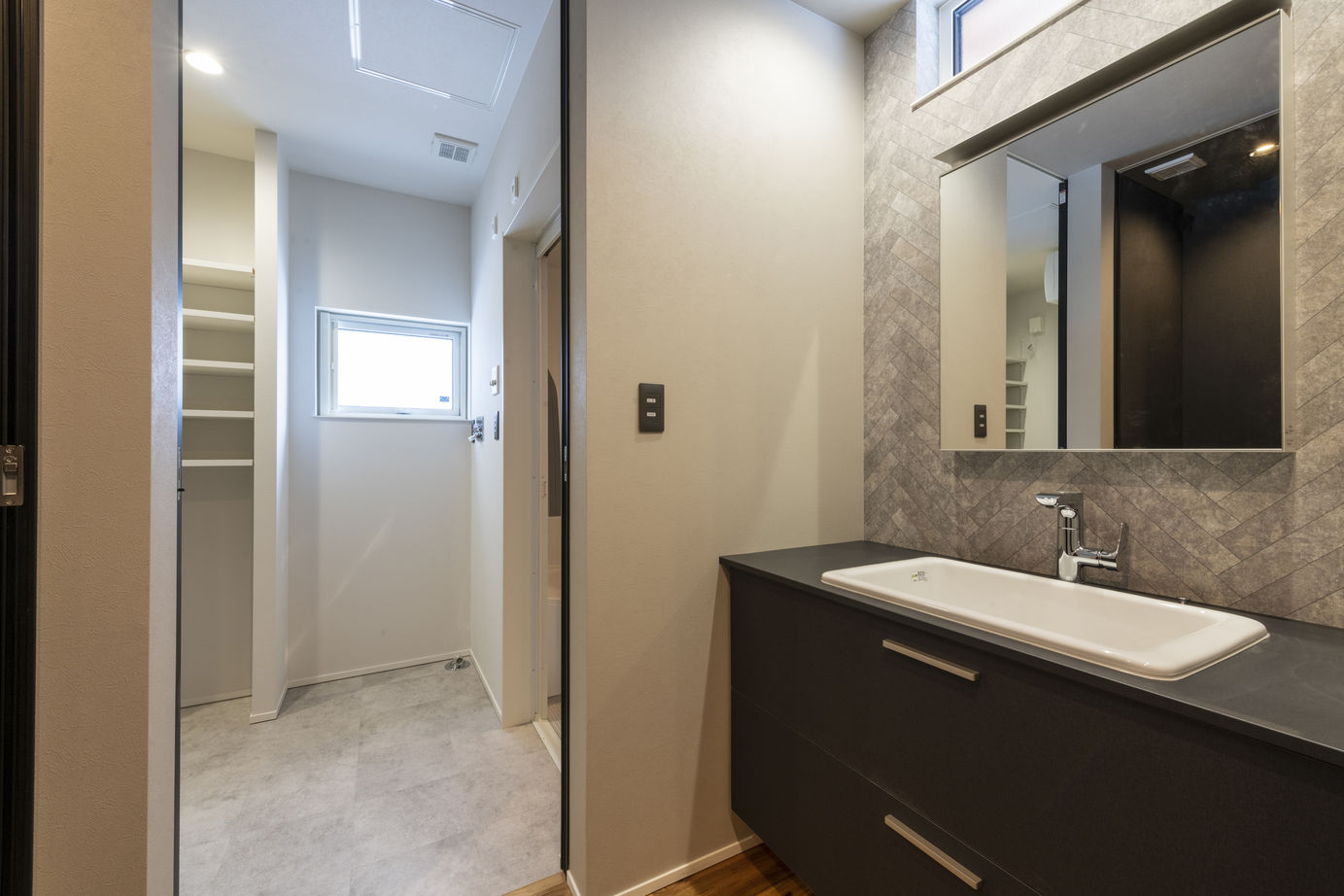 竹内建設 【札幌市/モノトーン×シンプルモダン】階段が家の中心にあるオトナかっこいい家の建築実例画像7