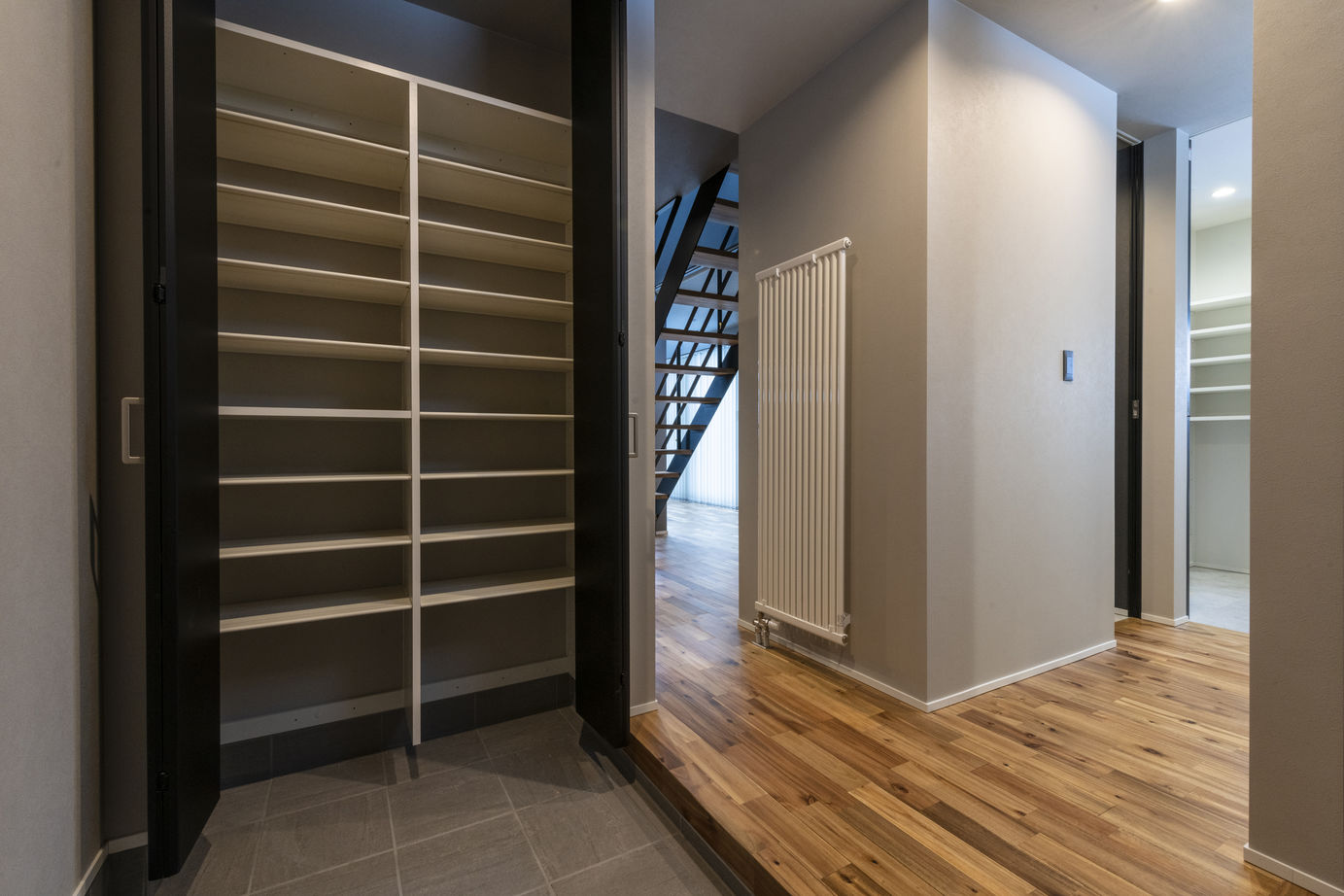 竹内建設 【札幌市/モノトーン×シンプルモダン】階段が家の中心にあるオトナかっこいい家の建築実例画像10