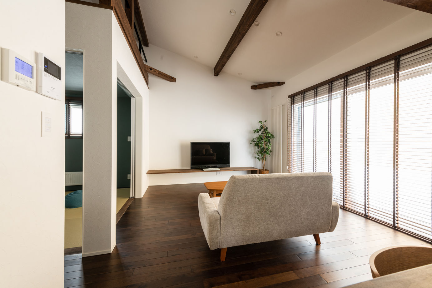 竹内建設 【札幌市/平屋/ナチュラル】吹上げ天井が解放感を演出する自然素材の住まいの建築実例画像4