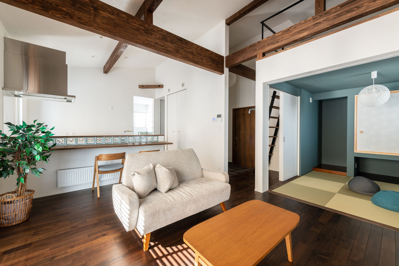 竹内建設 【札幌市/平屋/ナチュラル】吹上げ天井が解放感を演出する自然素材の住まいの建築実例画像5