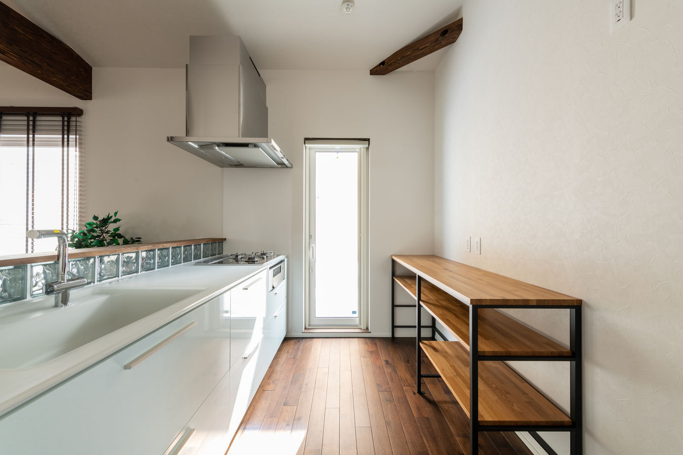 竹内建設 【札幌市/平屋/ナチュラル】吹上げ天井が解放感を演出する自然素材の住まいの建築実例画像7