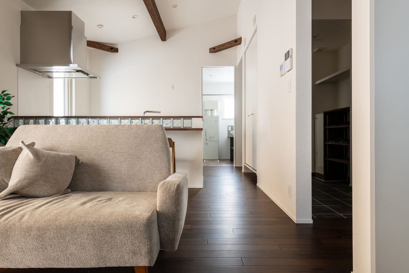 竹内建設 【札幌市/平屋/ナチュラル】吹上げ天井が解放感を演出する自然素材の住まいの建築実例画像10